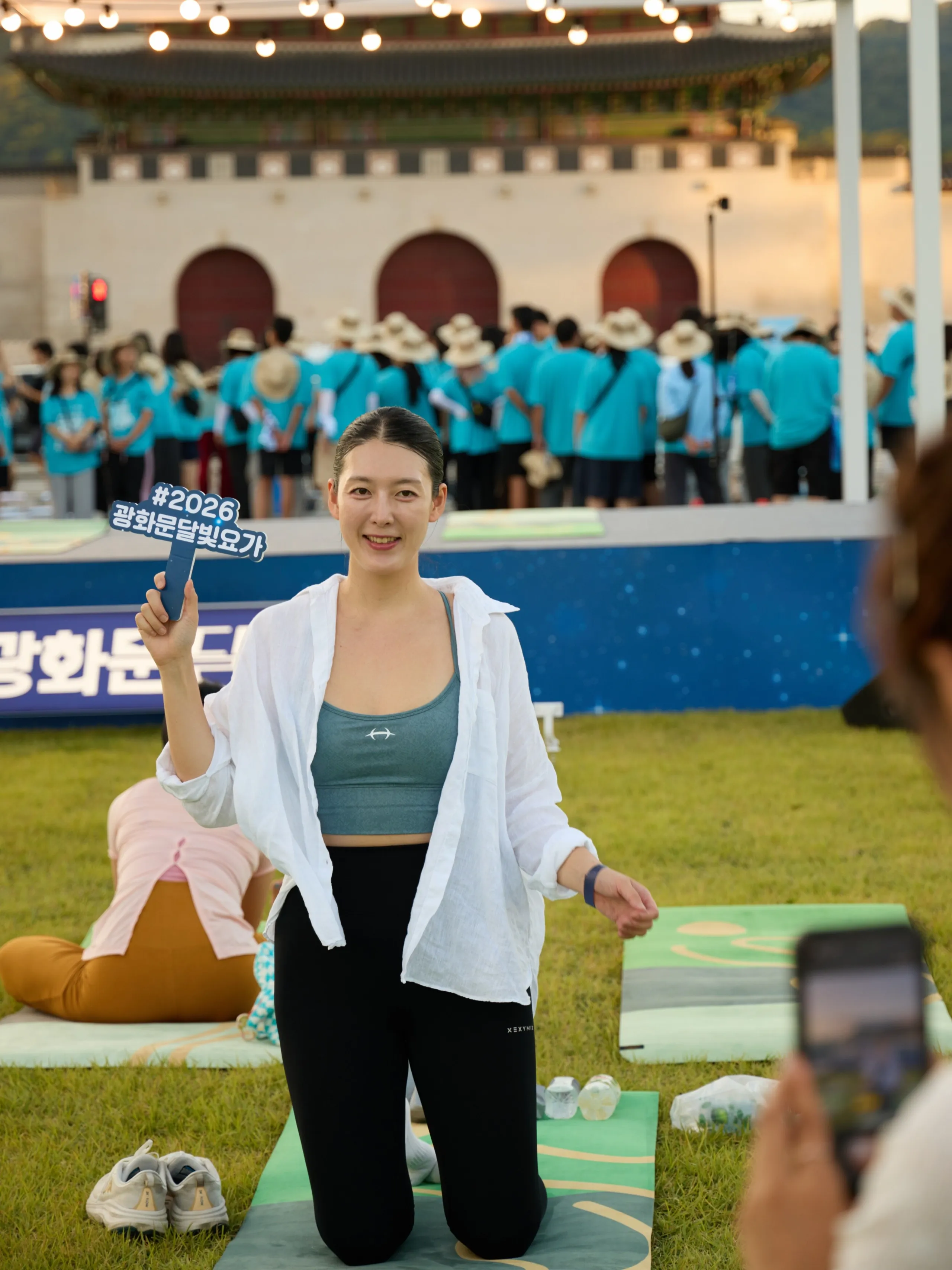 아니 이렇게 예쁘게 찍어주면
올리지 않을수가 없잖아요 🌝🩵

광화문 달빛요가 행사에
일찍 도착했더니 
사진 많이 남겨주셨음
감사합니다🌷

·레츠요가 @letsyoga.official
·오호 작가 @ojo_pic
·고요와 서정 작가님 @goyoseojung
